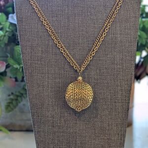 Elegant Gold Pendant Necklace
